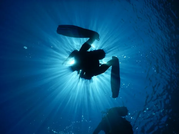 Buceo en el agua cristalina del Mediterráneo — Foto de Stock