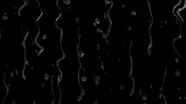 Hüzünlü, nostaljik, yansıtıcı, ağlayan, düşünceli, depresif ruh hallerini eklemek için videonuzla harmanlamak üzere gerçekçi yağmur damlaları. Siyah arka planda camda kayan damlalar. Pencerenin dışında yağmur yağar.