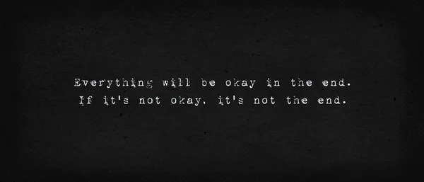 最后一切都会好起来的如果它不是好的 它不是结束 有力的报价 简约的文字艺术插图 黑暗的背景 打字机字体风格 用于思考的概念字母 — 图库照片