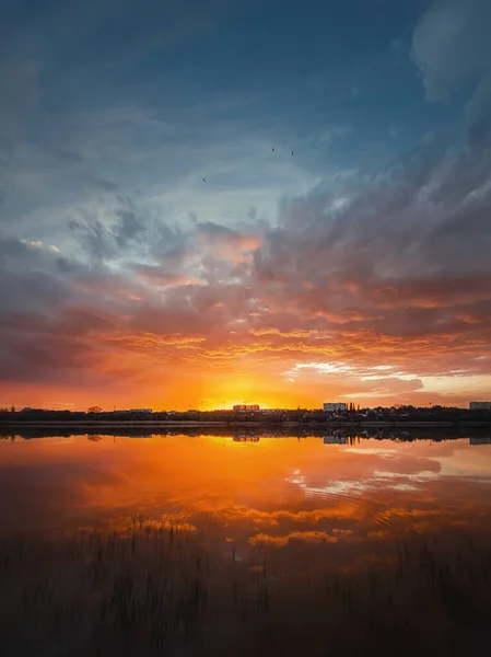 Pôr Sol Fascinante Refletindo Sobre Superfície Lago Paisagem Idílica Fundo — Fotografia de Stock
