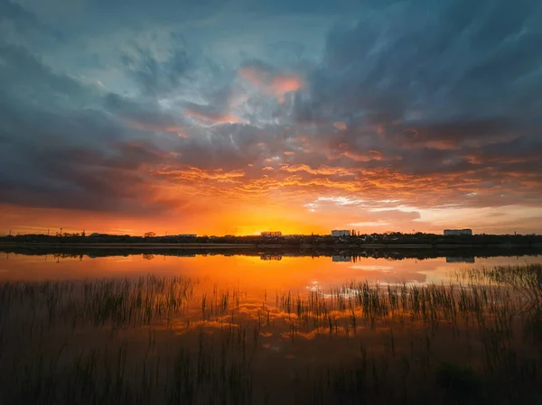 Cielo Colorido Dramático Atardecer Reflejándose Agua Del Estanque Silenciosa Escena — Foto de Stock