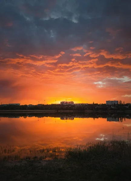 Cielo Colorido Dramático Atardecer Reflejándose Agua Del Estanque Silenciosa Escena — Foto de Stock