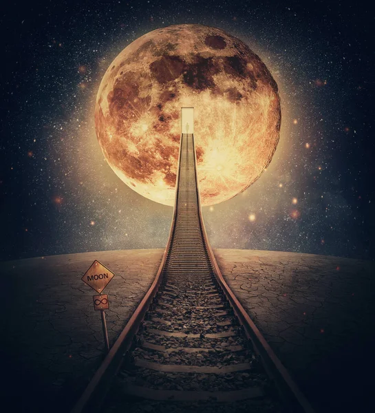 現実的なシーンと月につながる鉄道 鉄道での想像上の夜の旅行は 人工衛星のドアやポータルに上に行く階段に変身します 神秘的な空間旅行のコンセプト — ストック写真