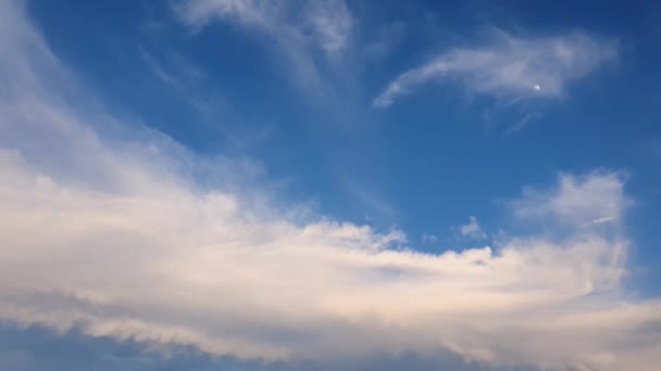 Paisaje Nublado Tranquilo Pequeña Luna Cielo Azul Nubes Blancas Esponjosas — Vídeo de stock