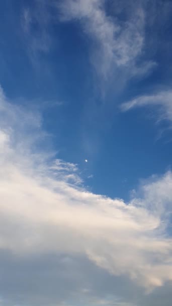 Paisaje Nublado Vertical Pequeña Luna Cielo Azul Nubes Blancas Esponjosas — Vídeo de stock