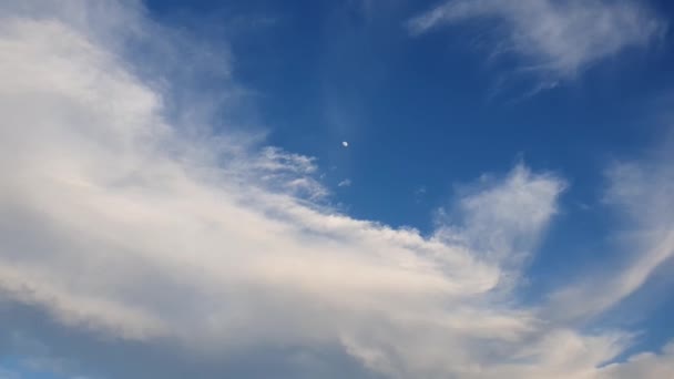 Paisaje Nuboso Panorámico Pequeña Luna Cielo Azul Nubes Blancas Esponjosas — Vídeo de stock