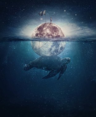 Kaplumbağa ile gerçeküstü bir sahne, dev bir deniz yaratığı, üstünde yalnız bir denizciyle dolunayı taşıyor. Fantezi sualtı deniz manzarası ve yukarıdaki yıldızlı gökyüzü. Sihirli gece manzarası, hayali yelkenli macerası