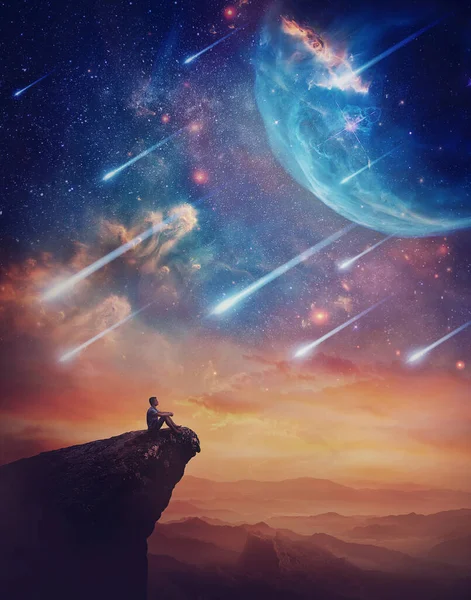 Одинокий Человек Вершине Скалы Любуется Чудесным Космическим Феноменом Фантастический Пейзаж — стоковое фото