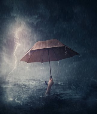 Okyanusta batan şemsiyeyi tutan insan eli. Fırtınanın altında deniz suyunda boğulan kişinin gerçeküstü ve dramatik bir sahnesi. İş umutsuzluğu ve başarısızlık metaforu. Kriz sorunları kavramı