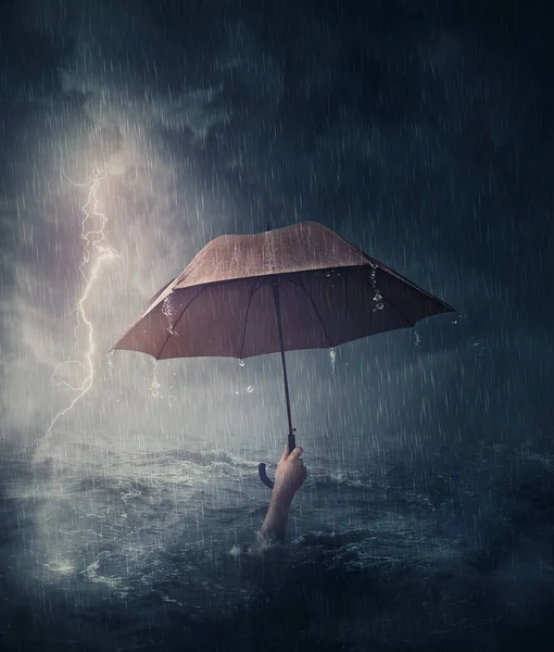 Menselijke Hand Die Een Paraplu Vasthoudt Die Zinkt Oceaan Surrealistisch — Stockfoto