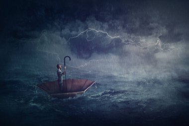 Şemsiyeli bir teknede tek başına denize açılıp kıyıya bakan bir adam. Denizin üzerinde bir fırtınayla gerçeküstü bir sahne. Fantastik macera konsepti. İş umutsuzluğu metaforu, fethetmek ve zorluklarla yüzleşmek