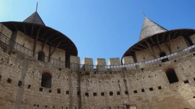 Soroca Kalesi içeriden görünüyor. Antik askeri kale, Moldova 'nın tarihi simgesi. Eski taş duvarlar, ortaçağ kalelerinin kuleleri ve kaleleri.