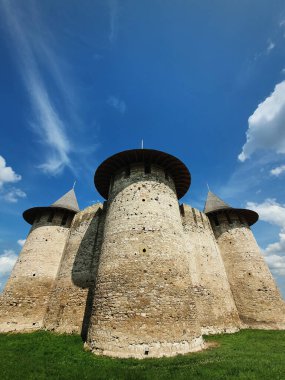 Soroca Kalesi dışarıdan görünüyor. Antik askeri kale, Moldova 'nın tarihi simgesi. Dış cephe, eski taş duvarlar istihkam kuleleri ve ortaçağ kaleleri.