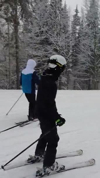 在乌克兰喀尔巴阡山脉布科维尔滑雪胜地雪坡上滑雪的人 — 图库视频影像