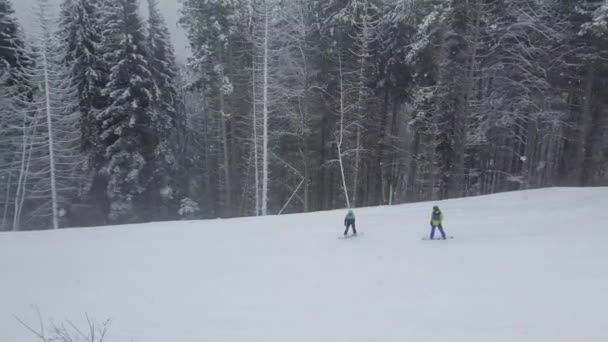 Snowboarder Auf Dem Schneebedeckten Winterhang Des Skigebiets Bukovel Den Ukrainischen — Stockvideo