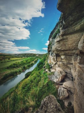 Raut nehrinin kanyon tepelerinden aktığı Idyllic manzarası, Orheiul Vechi 'deki karst kayalıkları, Moldova' nın Butuceni köyü yakınlarındaki eski Orhei kompleksi..