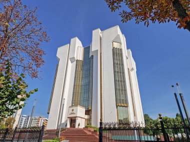 Chisinau, Moldova - 24 Eylül 2025 Moldova Cumhurbaşkanlığı Sarayı alçak açılı, paslı sonbahar yapraklı uzun kestane ağaçları tarafından çerçevelenmiş Başkanlık binası