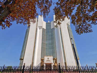 Chisinau, Moldova - 24 Eylül 2025 Moldova Cumhurbaşkanlığı Sarayı alçak açılı, paslı sonbahar yapraklı uzun kestane ağaçları tarafından çerçevelenmiş Başkanlık binası