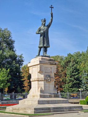Chisinau, Moldova - 24 Eylül 2025 Büyük Stephen Anıtı (Stefan cel Mare), ulusal kahramanın büyük bronz bir heykeli ve sembol şehir parkının girişindeki kaidede duruyor.