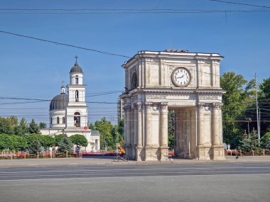 Chisinau, Moldova - 24 Eylül 2025 Başkentin popüler tarihi simgesi olarak anılan Başkentin arka planında Tanrı 'nın İsa' nın Doğuşu ve çan kulesi bulunur.