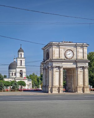 Chisinau, Moldova - 24 Eylül 2025 Başkentin popüler tarihi simgesi olarak anılan Başkentin arka planında Tanrı 'nın İsa' nın Doğuşu ve çan kulesi bulunur.