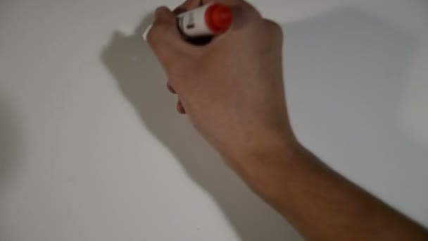 Samec ručně psaného textu oznámení na bílou tabuli — Stock video