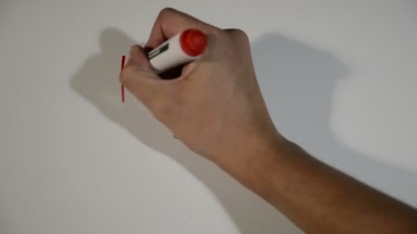 Homme écriture à la main Aidez-moi sur tableau blanc 