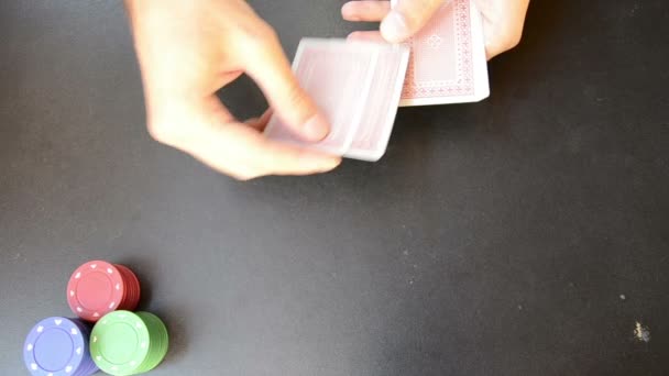Man plaing poker em black board — Vídeo de Stock