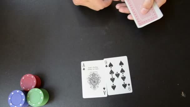 Man plaing poker em black board — Vídeo de Stock