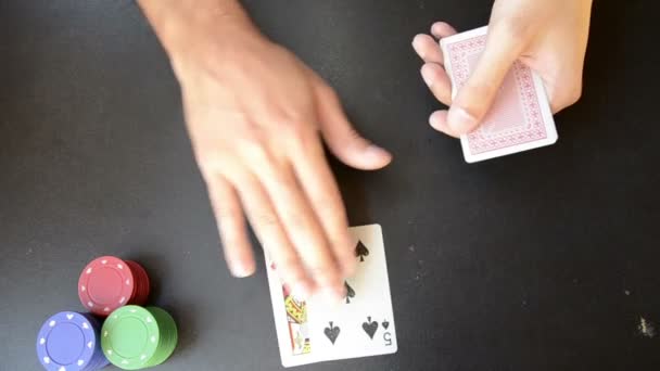 Mannen plaing poker på svarta tavlan — Stockvideo