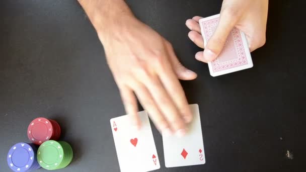 Чоловік розміщує покер на чорній дошці — стокове відео