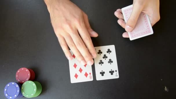 Man plaing poker em black board — Vídeo de Stock