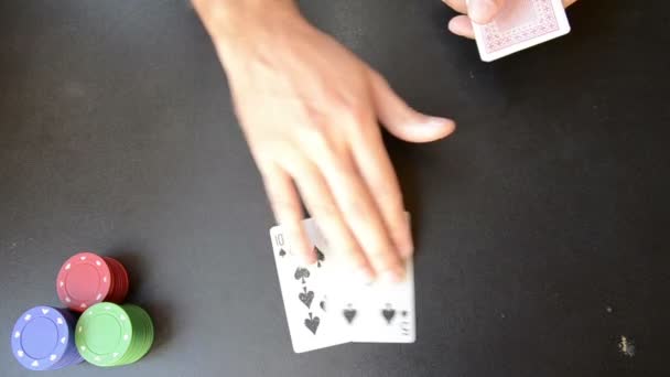 Man plaing poker op een zwart bord — Stockvideo