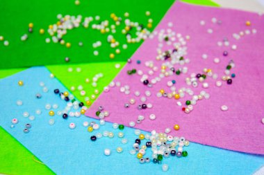 Çok renkli boncuklar, dikiş işi için boncuklar, boncuklu arka plan, yakın plan, renkli boncuklar, dağınık boncuklar..