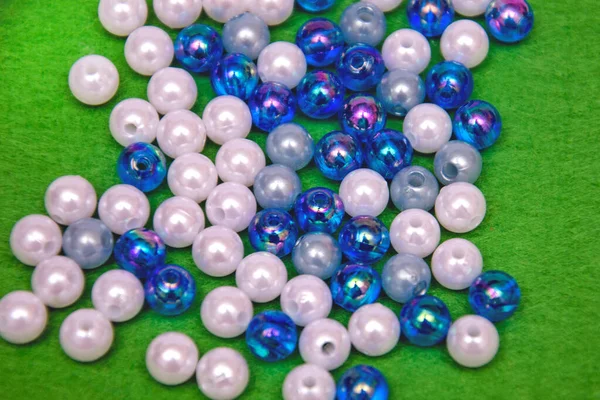 Beads Spread Green Background Background Texture Beads Close — Stock Photo, Image