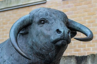 Oxford, Birleşik Krallık - 22 Aralık 2025: Said İşletme Okuluna yakın bir Öküz heykeli. Heykeltıraş Olivia Musgrave.