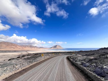 Şili 'deki National Parc Pan de Azcar' dan geçen güzel manzara manzarası ve yol beyaz kum plajını geçiyor. Bu seyahat merkezinde eşsiz çöl bitkileri, doğa, dramatik uçurumlar, plajlar sergileniyor..