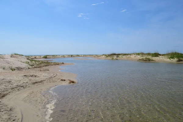 Piscine à marée peu profonde avec dunes de chaque côté — Photo