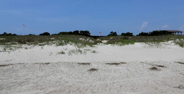 North Carolina Flagge weht über Fort Macon vom Strand aus gesehen — Stockfoto