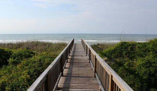 Vista del Océano Atlántico sobre un paseo marítimo —  Fotos de Stock