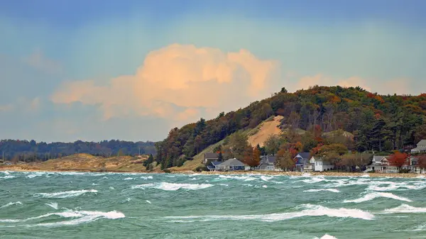 Michiganské Jezero Chalupami Stromy Podzimním Listoví Větrného Dne Velkými Vlnami — Stock fotografie