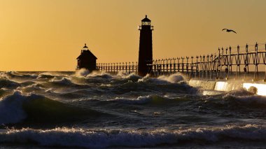 Grand Haven Güney İskelesi Deniz fenerinde, Michigan Gölü 'nde, rüzgarlı bir günde.