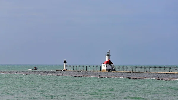 St. Joseph Michigan Limanı girişi. Kırık duvarlar, deniz feneri ve kanala giren bir mavna.