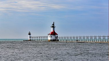 Kırık duvarlı, deniz fenerli St. Joseph Michigan limanına giriş.