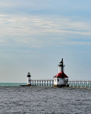 Kırık duvarlı, deniz fenerli St. Joseph Michigan limanına giriş.