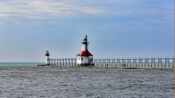 Kırık duvarlı, deniz fenerli St. Joseph Michigan limanına giriş.