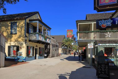 Büyüleyici binalar ve davetkar atmosfer burayı turistler ve yerel halk için popüler bir yer haline getiriyor.