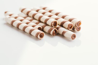 üzerinde bir ışık ayna arka plan doldurarak fıstıklı rulo gofret