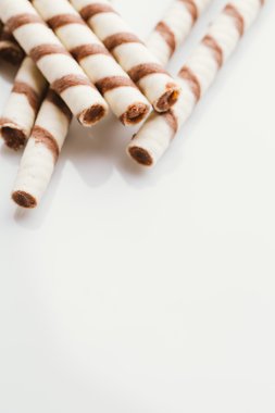 üzerinde bir ışık ayna arka plan doldurarak fıstıklı rulo gofret