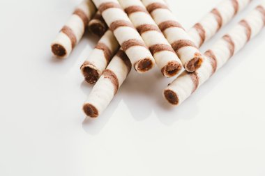 üzerinde bir ışık ayna arka plan doldurarak fıstıklı rulo gofret